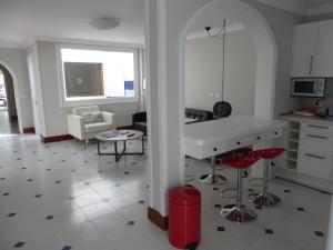 a kitchen and living room with a counter and a table at Fantastica vivienda en Playa de San Agustin con piscina in San Agustin