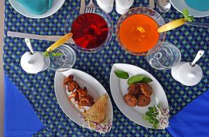una mesa con platos de comida y vasos de zumo en Kumbhalgarh Safari Camp by Trulyy, en Kumbhalgarh