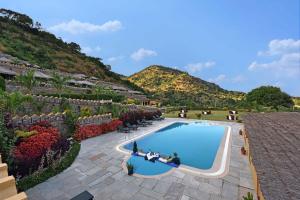 una piscina en un complejo en Kumbhalgarh Safari Camp by Trulyy, en Kumbhalgarh