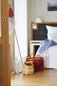 um quarto com uma cama, uma cesta e uma mesa em Grand Hotel de L'Océan em Le Croisic