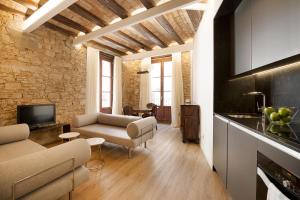 - un salon avec un canapé et une table dans l'établissement Decô Apartments Barcelona-Born Apt., à Barcelone