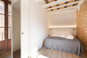 Een bed of bedden in een kamer bij Decô Apartments Barcelona-Born Apt.