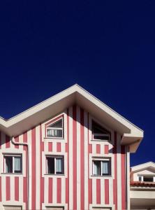 コスタ・ノヴァにあるCasa Do Bicoの赤白の縞模様の建物