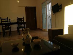 a living room with a vase and two bowls on a coffee table at Ca' Vaschino in Granada