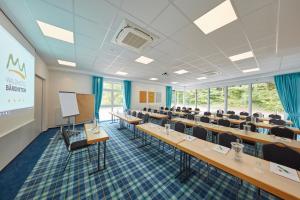 a classroom with desks and chairs in a room at Waldhotel Bärenstein in Horn-Bad Meinberg +53 photos