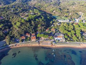 z powietrza widok na ośrodek na plaży w obiekcie Residence Le Acacie w mieście Capoliveri