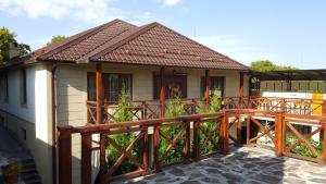 una casa con una valla de madera y una terraza de madera en Aya Maria Wellness SPA Resort, en Dzoraghpʼyur