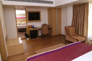 Sarovar Portico Rivera Ahmedabad的电视和/或娱乐中心