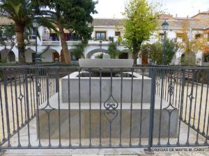 a gate with a fountain in front of a building at Ca' Vaschino in Granada