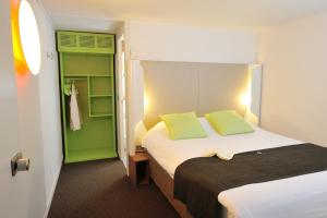 a hotel room with a bed and a green closet at Campanile Nantes Saint-Sébastien-Sur-Loire in Saint-Sébastien-sur-Loire