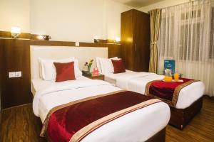 Rúm í herbergi á Backyard Hotel