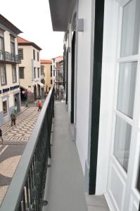 un balcone di un edificio con persone che camminano per strada di Edificio Charles 103 a Funchal