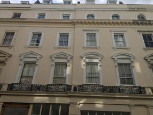 ロンドンにあるPark Avenue Inn Craven London Hyde Parkのバルコニー付きの建物