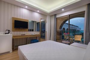 TV a/nebo společenská místnost v ubytování Dosinia Luxury Resort-Ultra All Inclusive