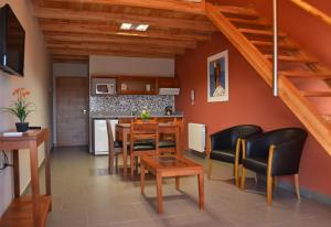a kitchen and dining room with a table and chairs at Centro Apart in Villa Elisa