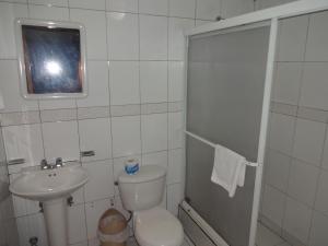 Bilik mandi di Hostal Casa Grande