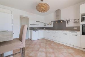 Villa LAURIERS ROSES Saint Tropezにあるキッチンまたは簡易キッチン