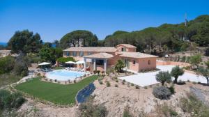 Изглед към басейн в Villa LAURIERS ROSES Saint Tropez или наблизо