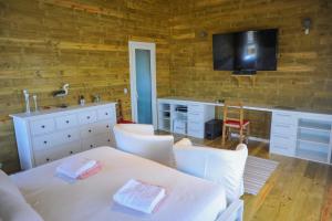 a room with a table and a sink and a tv at Mar y Arena - Mar de Amor - Delux José Ignacio in José Ignacio