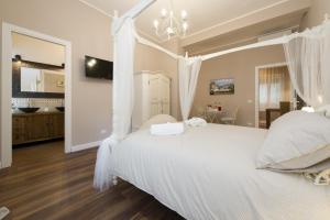 Postel nebo postele na pokoji v ubytování Magnolia St.Peter's Suites