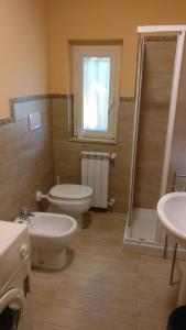 ヴァストにあるPunta Aderci Roomsのバスルーム(トイレ、洗面台、シャワー付)