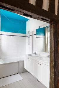 bagno con 2 lavandini, vasca e specchio di Millesime by Cocoonr a Rennes