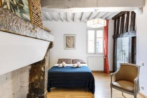 una camera con letto e sedia di Millesime by Cocoonr a Rennes