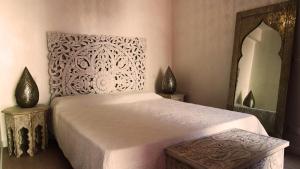 una camera con letto bianco e specchio di IndispArte Suites a Bergamo