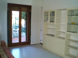 ラパッロにあるRapallo Apartmentのリビングルーム(白い棚、ガラスの引き戸付)