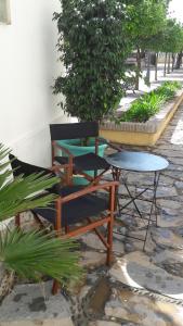 エステポナにあるCasita del Relojの椅子2脚、テーブル1台