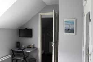 a room with a desk and a room with an attic at Aux Chambres du Mont in Huisnes-sur-Mer
