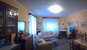 un soggiorno con divano bianco e tavolo di B&B Il Casale delle Pianacce a Castiglione di Garfagnana
