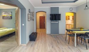 Televízia a/alebo spoločenská miestnosť v ubytovaní Apartament Grosik + 6 fotografií