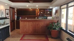 - une cuisine avec un bar et un ordinateur portable dans l'établissement Buccaneer Inn, à Île Saint Georges