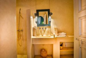 un bagno con lavandino e specchio di Hotel & Spa Dar Sara a Marrakech Altre 37 foto