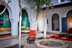 sala de estar con bañera de hidromasaje en una habitación con árboles en Hotel & Spa Dar Sara, en Marrakech