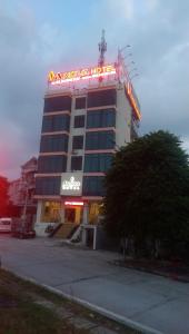 un edificio con un cartel encima en Anova Airport Hotel, en Noi Bai
