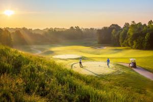 Golf v prázdninového areálu nebo okolí