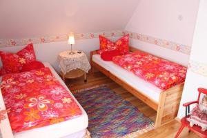 a small room with two beds and a table at Ferienwohnung Wölfel in Schwarzenbach an der Saale