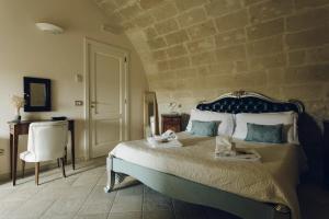 1 dormitorio con 1 cama y 1 silla en Casastella en Matera