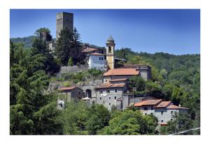 ein kleines Dorf auf einem Hügel mit zwei Türmen in der Unterkunft Il Borgo di Tresana Casa Marina in Tresana