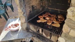 Una parrilla con un montón de comida encima en Casa 193 MOTORCYCLE FRIENDS, en Sibiu