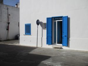 カザラーノにあるAzzurro Cieloの建物側の青い扉