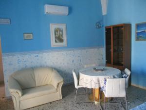 カザラーノにあるAzzurro Cieloのリビングルーム(テーブル、ソファ、椅子付)