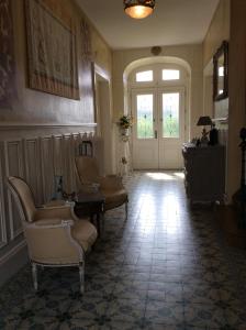 L'hostellerie du chateau tesisinde bir oturma alanı