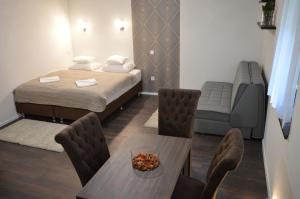 Posteľ alebo postele v izbe v ubytovaní Paulay Downtown Apartments