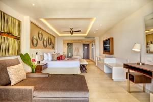 una habitación de hotel con una cama y un sofá en Royalton Hideaway Riviera Cancun, An Autograph Collection All-Inclusive Resort - Adults Only, en Cancún