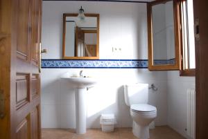ein Badezimmer mit einem WC, einem Waschbecken und einem Spiegel in der Unterkunft Mirador Sierra De Alcaraz in Alcaraz