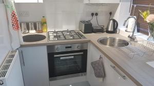 Η κουζίνα ή μικρή κουζίνα στο St Giles, Thetford, 2BR House