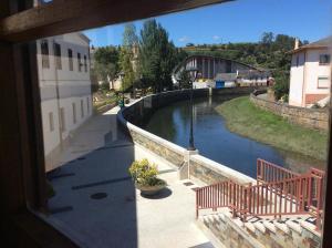 Вид на бассейн в HOTEL-APARTAMENTOS LA BILBAINA или окрестностях